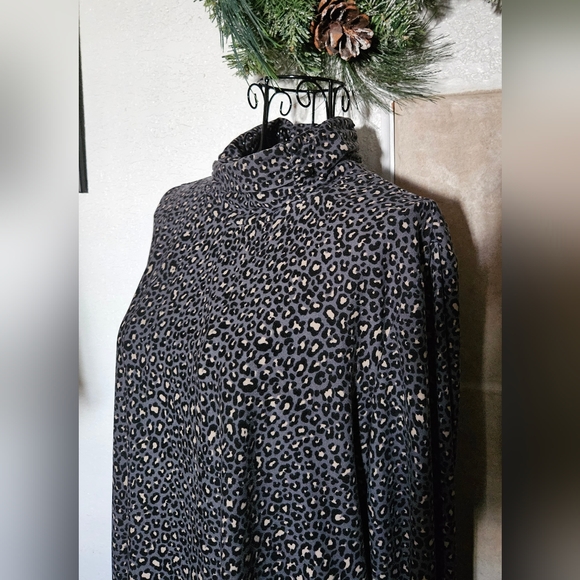 Susan Graver Grey Cheetah Print Top - Picture 4 of 8